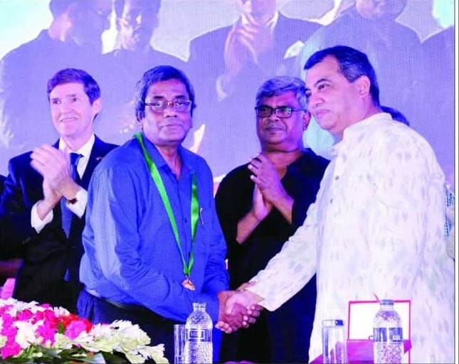 সংসদ সদস্য সাবের হোসেন চৌধুরী  রাজধানীর খিলগাঁও পল্লীমা একাডেমিতে পল্লীমা গ্রিন আয়োজিত বাংলাদেশ পাট থেকে পলিথিনের উদ্ভাবক ড. মোবারক আহমেদ খানকে স্বর্ণপদক তুলে দেন।