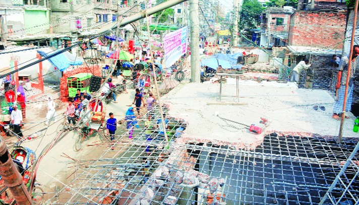 অবৈধ স্থাপনা ভেঙে রাস্তা ছেড়ে দিচ্ছেন খোদ বাড়ির মালিকরা