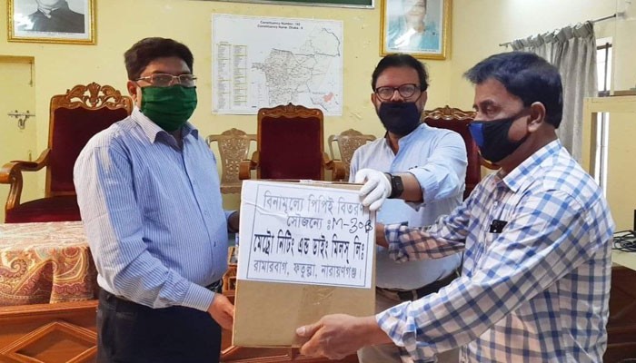 মুগদা হাসপাতালে ৭০০ পিপিই দিলেন সাবের হোসেন.