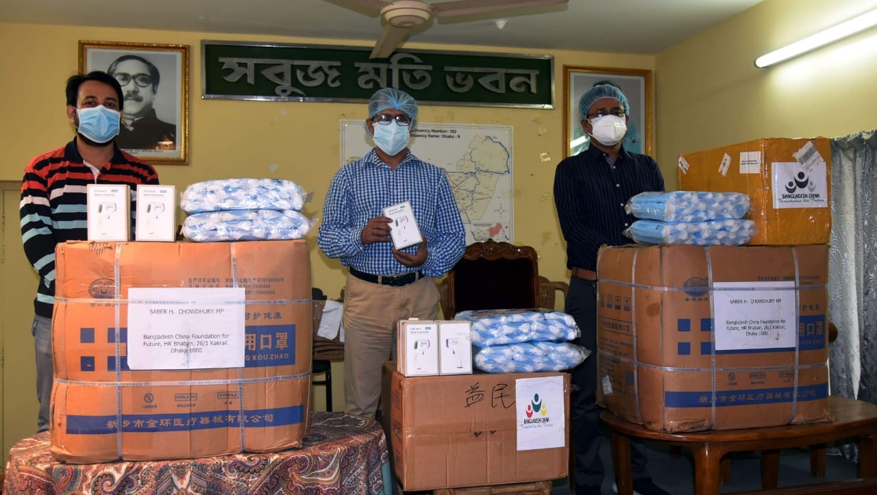 ২৪ হাজার ম্যাক্স, ৫০ ডিজিটাল থার্মোমিটার দিলেন সাবের হোসেন চৌধুরী