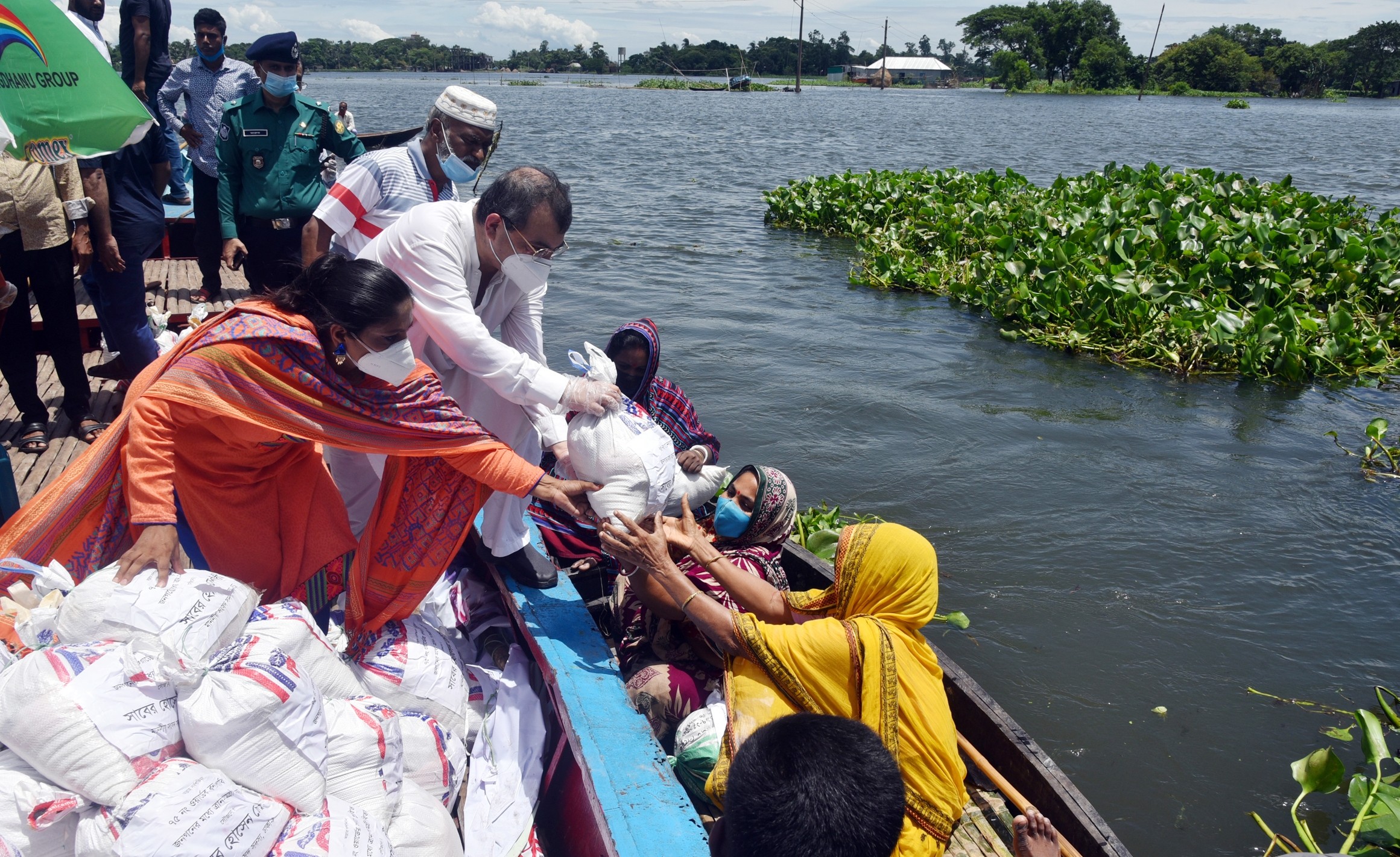 রাজধানীর-নিম্নাঞ্চল-খিলগাঁও-শেখের-জায়গাসহ বিভিন্ন স্থানে ত্রান সামগ্রী পৌঁছান সাবের হোসেন চৌধুরী এমপি।