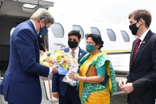 প্রধানমন্ত্রীকে আমন্ত্রণ জানাতে বাইডেনের বিশেষ দূত জন কেরি ঢাকায়