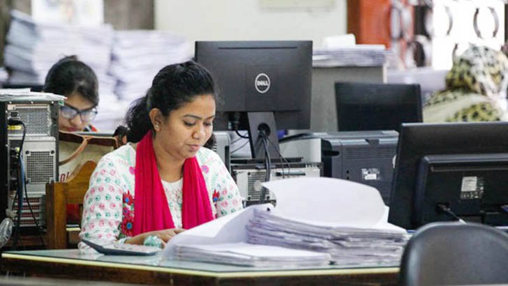 করোনাকালে ঘরের কাজে নারীর চাপ বেড়েছে