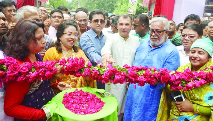 সামাজিকভাবে ডেঙ্গু প্রতিরোধের আহ্বান মেয়র তাপসের > দেশ এখন নিজের পায়ে দাঁড়াচ্ছে : সাবের হোসেন চৌধুরী