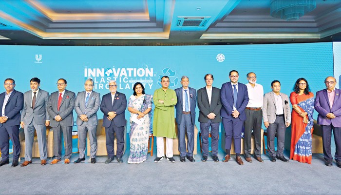 প্লাস্টিক বর্জ্যকে সম্পদে পরিণত করতে হবে