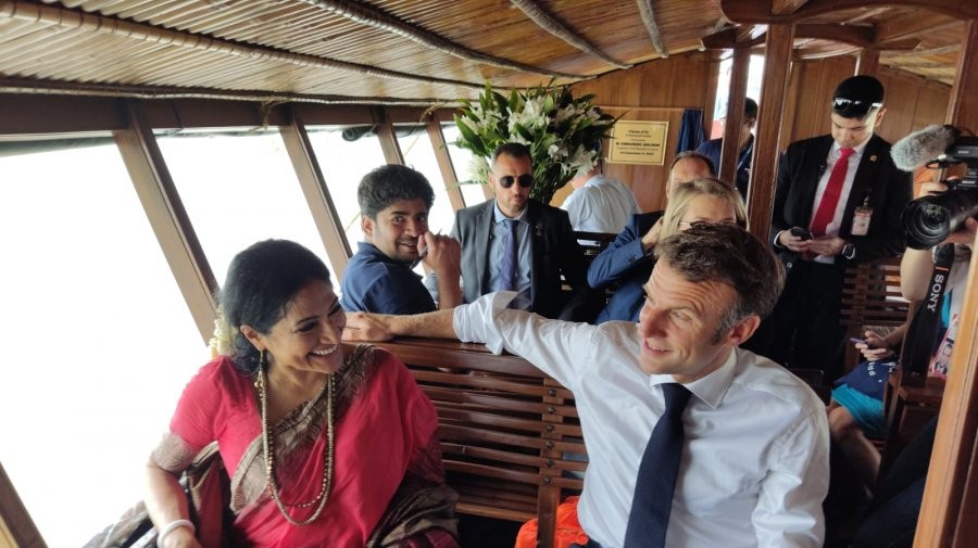 পানসিতে করে ঘুরলেন প্রেসিডেন্ট ম্যাক্রোঁ