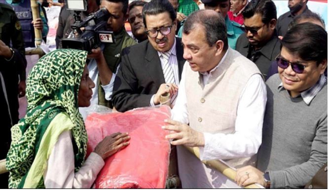 শীতার্তদের মাঝে ৩ হাজার কম্বল বিতরণ করলেন পরিবেশমন্ত্রী